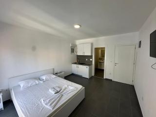 Azure Vista Apartments - Bar - 6