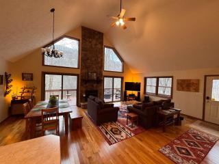 Cabin in the Woods w Hot Tub - Great Cacapon - 9