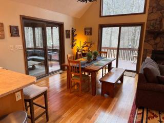 Cabin in the Woods w Hot Tub - Great Cacapon - 1
