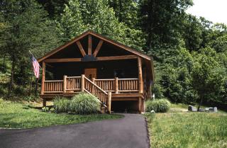 Glamping in Luxury: Charming Cabin with a Hot Tub near Logan, Ohio - Rockbridge - 0