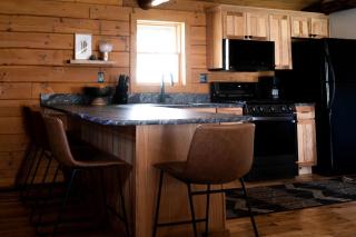 Glamping in Luxury: Charming Cabin with a Hot Tub near Logan, Ohio - Rockbridge - 1