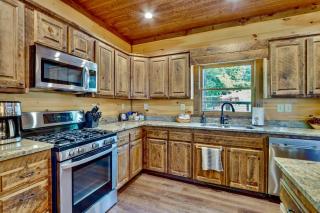 Glamping in the Mountains: Stunning Cabin with a Hot Tub near Morganton, Georgia - Morganton - 1
