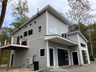 Lake Cabin Ideal for Outdoor Adventures in Maine - - 0