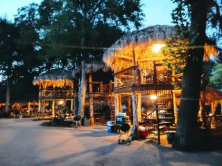 Charming Log Cabin in Texas - Perfect Glamping Vacation on the San Marcos River near Kingsbury - Kingsbury - 1