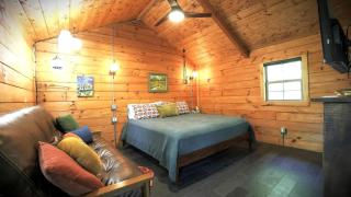 Relaxing Getaways to Chattanooga, Tennessee, in this Colorful Pet-Friendly Cabin - 7
