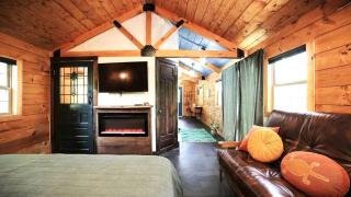 Relaxing Getaways to Chattanooga, Tennessee, in this Colorful Pet-Friendly Cabin - 3