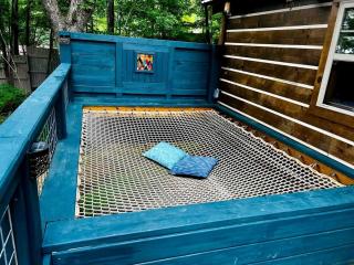 Relaxing Getaways to Chattanooga, Tennessee, in this Colorful Pet-Friendly Cabin - 6