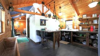 Relaxing Getaways to Chattanooga, Tennessee, in this Colorful Pet-Friendly Cabin - 8