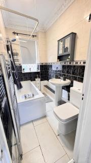 Spacious and Stylish Nicholson Home, Family, Sleeps Upto 10, Free Parking, WIFI, BBQ, Jacuzzi Jet Stream Shower with Spa Bath - Heeley - 2
