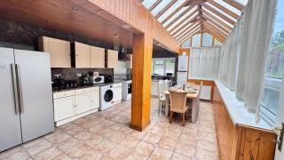 Spacious and Stylish Nicholson Home, Family, Sleeps Upto 10, Free Parking, WIFI, BBQ, Jacuzzi Jet Stream Shower with Spa Bath - Heeley - 9