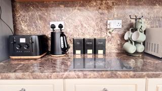 Luxury 5-Bed Home in Nicholson, Close to Sheffield City Centre, Jacuzzi, BBQ, Parking & Wi-Fi, Sleeps 10 - Heeley - 5