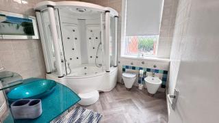 Spacious and Stylish Nicholson Home, Family, Sleeps Upto 10, Free Parking, WIFI, BBQ, Jacuzzi Jet Stream Shower with Spa Bath - Heeley - 3