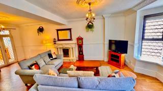Spacious and Stylish Nicholson Home, Family, Sleeps Upto 10, Free Parking, WIFI, BBQ, Jacuzzi Jet Stream Shower with Spa Bath - Heeley - 8