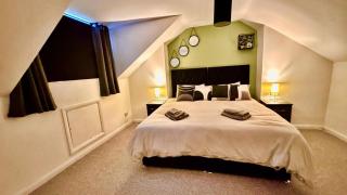 Spacious and Stylish Nicholson Home, Family, Sleeps Upto 10, Free Parking, WIFI, BBQ, Jacuzzi Jet Stream Shower with Spa Bath - Heeley - 1