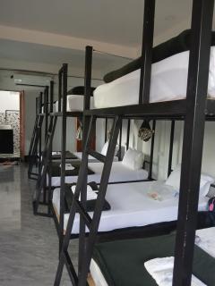 5 Minutes to slow boat pier hostel - - 0