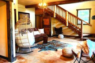 Beautiful Modern Cabin with Natural Water Pool in Grimes County, Texas - - 5