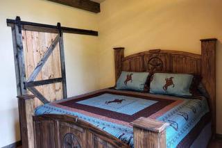 Beautiful Modern Cabin with Natural Water Pool in Grimes County, Texas - - 2