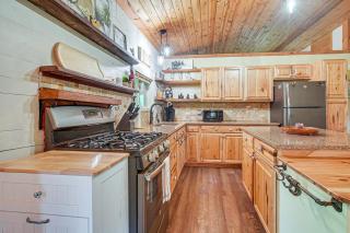 Pond and Fire Pit Charming Log Cabin near Blue Rock - Blue Rock - 4