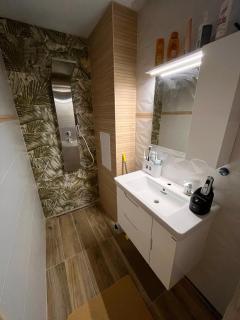 Stylish Apt, Free Parking, Near Center & Airport - 1