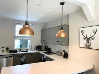 Charming City Home, Beside the Serene Ormeau Park - Belfast - 7