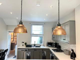 Charming City Home, Beside the Serene Ormeau Park - Belfast - 8