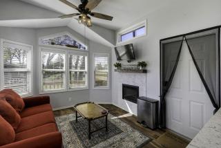 Intimate Chic Cabin Suitable for Four with Private Deck in Texas - Yantis - 8