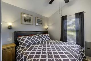Intimate Chic Cabin Suitable for Four with Private Deck in Texas - Yantis - 5