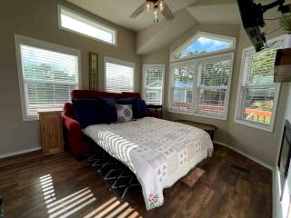 Intimate Chic Cabin Suitable for Four with Private Deck in Texas - Yantis - 4