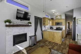 Intimate Chic Cabin Suitable for Four with Private Deck in Texas - Yantis - 2