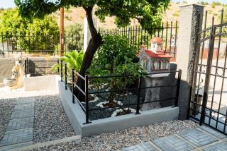 Gray House Salamina - 1