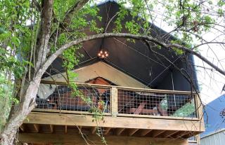 Texas Waterside Escape: Glamping Holiday in a Tented Cabin with Shared Comforts - Marion - 6