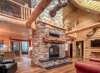 Log Cabin Elegance: Your Private Haven on 5 Acres of Hazelhurst Waterfront - Hazelhurst - 4