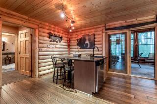 Log Cabin Elegance: Your Private Haven on 5 Acres of Hazelhurst Waterfront - Hazelhurst - 1