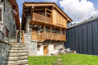 HelloCHALET Valtournenche - Pessey Chalet - 2 Apartments near lift with Garden and Mountain View - 1