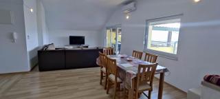 Yellow Vacation House - - 6
