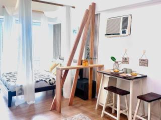 Perfect Staycation at Abreeza Mall with Kitchen, Netflix, Resort-style Pool - Davao Stay Suites T2-815 - Davao City - 0