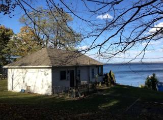Lakefront Cottage with Cozy Interior and Jacuzzi in Dresden, New York - Dresden - 0