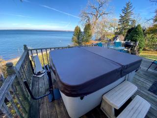 Lakefront Cottage with Cozy Interior and Jacuzzi in Dresden, New York - Dresden - 9