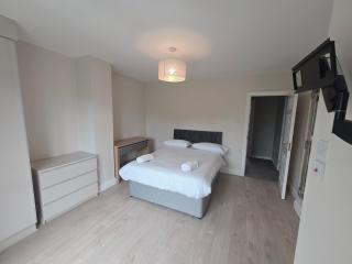 Stylish Spacious 4 Bedroom House - Galway - 1