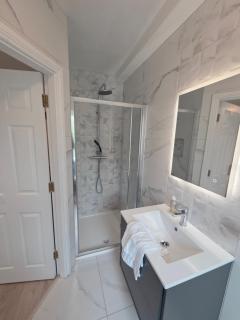 Stylish Spacious 4 Bedroom House - Galway - 5