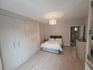Stylish Spacious 4 Bedroom House - Galway - 6