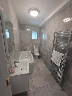 Stylish Spacious 4 Bedroom House - Galway - 8