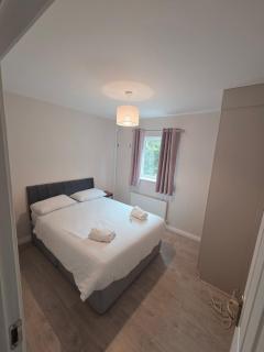 Stylish Spacious 4 Bedroom House - 9