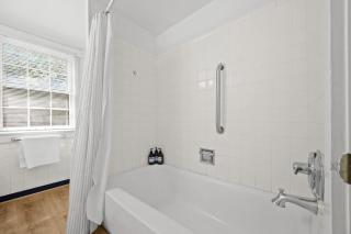 Stunning Cottage in Famous KY Garden -Sleeps 2 - 3