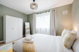 Modern 2 Bedroom House with Parking - 2