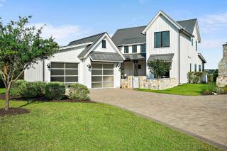 Scenic Lake Travis Farmhouse - Pickleball - BBQ - Edgewater Beach - 0