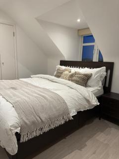 Quiet 2-Bed Flat, Sleeps 5, Free Parking Included - East Barnet - 9