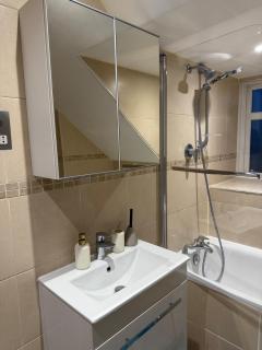 Quiet 2-Bed Flat, Sleeps 5, Free Parking Included - East Barnet - 4