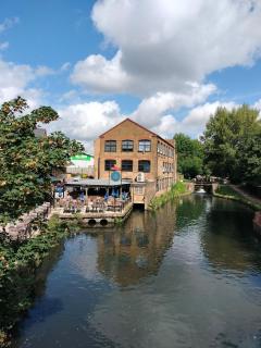 Canalside Chic Your London Escape Starts Here WIFI and Airport Transfers - 5
