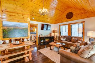 6 Mi to Helen Mtn-View Retreat with Hot Tub! - Clarkesville - 0